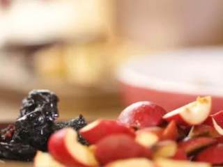 1、【六一·酸梅糖饺】,乌梅、山楂清水洗净后去核，锅中加少许清水、干桂花、冰糖，小火慢熬，边搅拌边碾碎