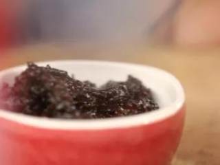 2、【六一·酸梅糖饺】,开小火，炒至粘稠成团，取出过滤，乌梅山楂馅即成