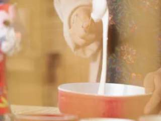 3、【六一·酸梅糖饺】,澄粉、玉米淀粉、食盐，慢慢加开水并搅拌成絮状，焖五分钟后加入玉米淀粉与少许植物油，揉捏成团