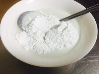2、苏子叶糯米糍,100克的牛奶于100克的糯米粉  混合均匀放置10分钟备用