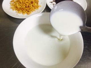 3、苏子叶糯米糍,10分钟后牛奶糊非常顺滑 里面没有颗粒