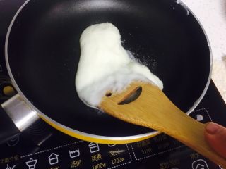 4、苏子叶糯米糍,中小火不停搅拌 炒至面团洁白细腻 