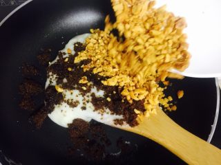 5、苏子叶糯米糍,倒入红糖 花生碎