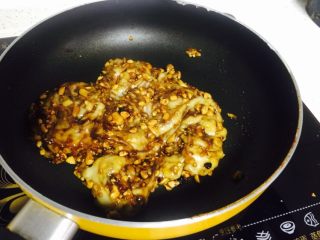 6、苏子叶糯米糍,继续翻拌 直至红糖 花生碎 糯米糕均匀的裹在一起