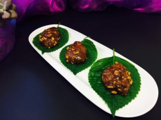 7、苏子叶糯米糍,用两只小勺 粘上凉开水 相互帮助  乘上一勺糯米糍 放在苏子叶上面 