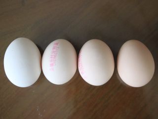 1、咸蛋黄,把鸡蛋准备好