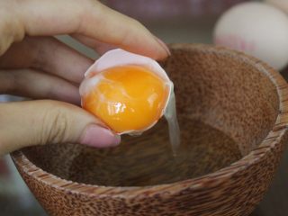 2、咸蛋黄,把蛋白分开