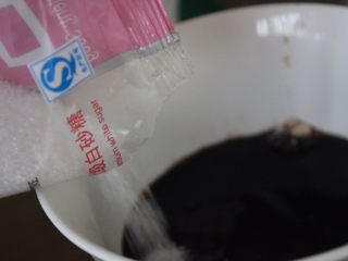 4、咸蛋黄,在另一个碗里放老抽或生抽，白砂糖和醋