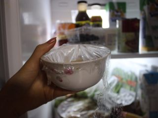 8、咸蛋黄,放到冰箱里至少6个小时，最好1-2天