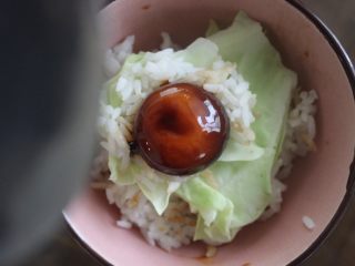 11、咸蛋黄,拌到餐里