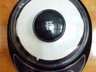 3、黄桃银耳枸杞汤,盖上锅盖，选择炖汤按键，时间4小时。