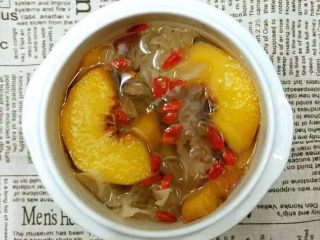 4、黄桃银耳枸杞汤,时间到了，开启锅盖加入黄冰糖。