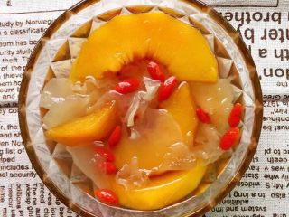 5、黄桃银耳枸杞汤,盛起即可食用。
