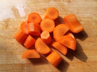 7、牛尾巴罗宋汤,最后再切个胡萝卜块