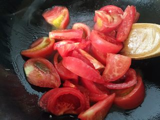 9、牛尾巴罗宋汤,再把番茄也煸一下
