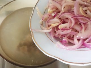 10、牛尾巴罗宋汤,全部准备完毕，那边的牛尾差不多也炖了半小时左右了，依次把配菜放入，洋葱