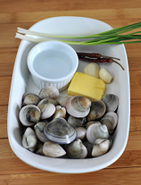 1、酒蒸蛤蜊,清水加入少许盐,滴一滴食用油,放入蛤蜊静养2小时,让其充分吐出脏东西,洗净沥干。葱姜洗净。