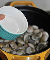 4、酒蒸蛤蜊,加入白葡萄酒。