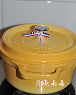 5、酒蒸蛤蜊,盖上盖子大火烧开转中火焖煮3分钟。