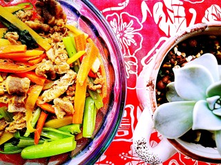 10、五色牛肉卷和豆腐羹,忙碌的日子里，直接将牛肉片和蔬菜条急火快炒，味道同样鲜美，营养很丰富，搭配一碗米饭，一道菜搞定一餐。