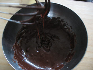 3、满福柔润（巧克力）蛋糕,搅拌均匀，倒入模具中；