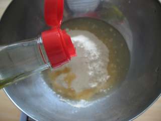 5、满福柔润（巧克力）蛋糕,按要求倒入油；