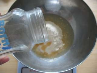 6、满福柔润（巧克力）蛋糕,加入水；