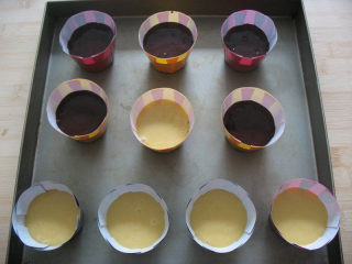 7、满福柔润（巧克力）蛋糕,搅拌均匀后倒入模具中；