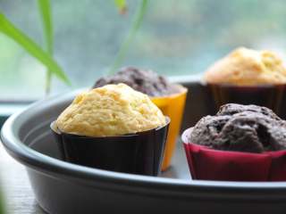 8、满福柔润（巧克力）蛋糕,送入烤箱，烘烤20分钟左右至熟；