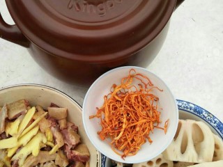 1、滋补老鸭汤,2，准备好材料，姜干净切片备用，虫花草洗干净泡发备用，莲藕去皮切片备用，香菇开水泡发，洗干净备用 