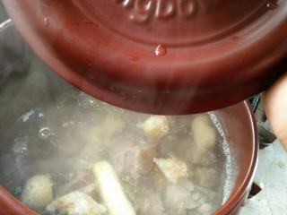 2、滋补老鸭汤,4，把焯水的鸭块，姜片放砂锅内，倒入足够的开水  