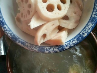 4、滋补老鸭汤,6，水开后倒入藕片，转中火继续炖制40分钟 