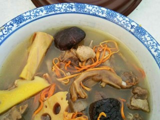 5、滋补老鸭汤,8出锅前放盐，一点点酱油  即可！