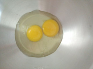 2、贝壳蛋糕,取两个全蛋