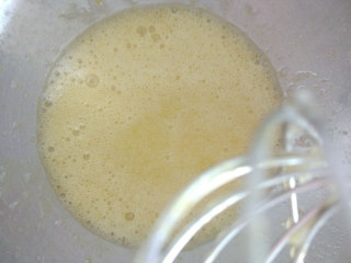 4、贝壳蛋糕,用手动打蛋器搅拌均匀