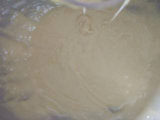 7、贝壳蛋糕,用手动搅拌器画Z字搅拌均匀