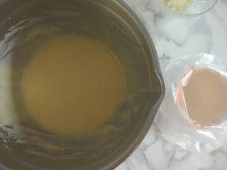 8、贝壳蛋糕,面糊里加入融化的黄油画Z字搅拌均匀，然后放入裱花袋冷藏一小时