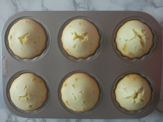 10、贝壳蛋糕,放预热好的烤箱180度，中层，15分钟