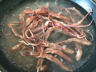 1、红烧鸭舌,毕竟买的生食,我还是会焯一下水的,锅里放水烧开后,下鸭舌,然后尽快捞起,以免过多流失温州鸭舌的特色风味。