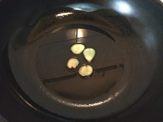 3、红烧鸭舌,锅里倒入花生油,下入姜片。