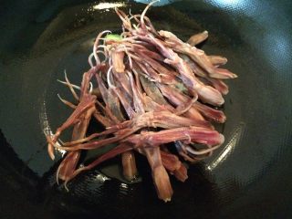 4、红烧鸭舌,油温6成热时,下鸭舌翻炒几下。