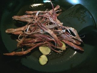 5、红烧鸭舌,放入盐。