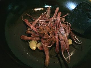 6、红烧鸭舌,再加入香菇酱,是微辣的哦。。