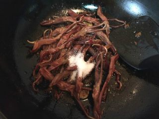 7、红烧鸭舌,再加入生抽和糖。