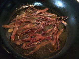 9、红烧鸭舌,加水差不多和鸭舌平,大火煮开后改小火。