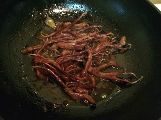 10、红烧鸭舌,大概20分钟左右,看汁水差不多有点浓稠的时候,开一下大火收一下汁。