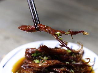 13、红烧鸭舌,开吃啦。