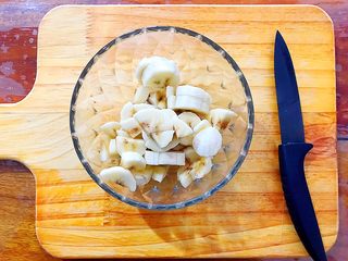 1、冬喝暖饮夏吃冰～巨好喝的抹茶牛油果香蕉奶昔,香蕉去皮，如图所示切成小块，备用！