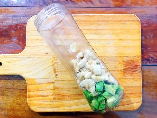 2、冬喝暖饮夏吃冰～巨好喝的抹茶牛油果香蕉奶昔,将牛油果和香蕉放入料理杯！