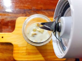 4、冬喝暖饮夏吃冰～巨好喝的抹茶牛油果香蕉奶昔,盖上料理杯的盖子，拧紧！